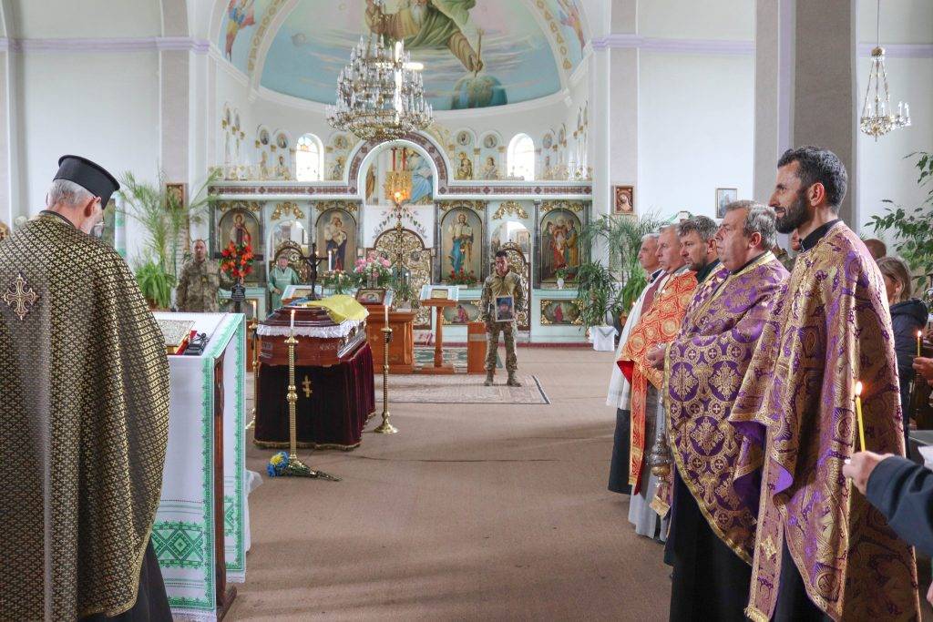 З глибоким сумом калушани попрощалися із загиблим на захисті України бійцем