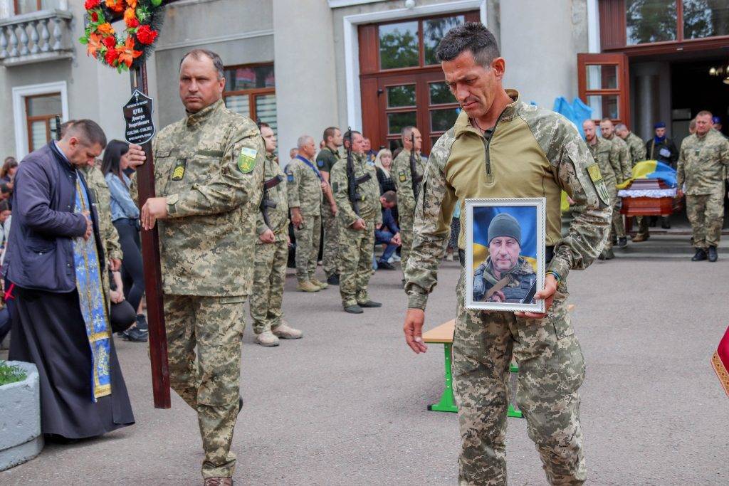 З глибоким сумом калушани попрощалися із загиблим на захисті України бійцем