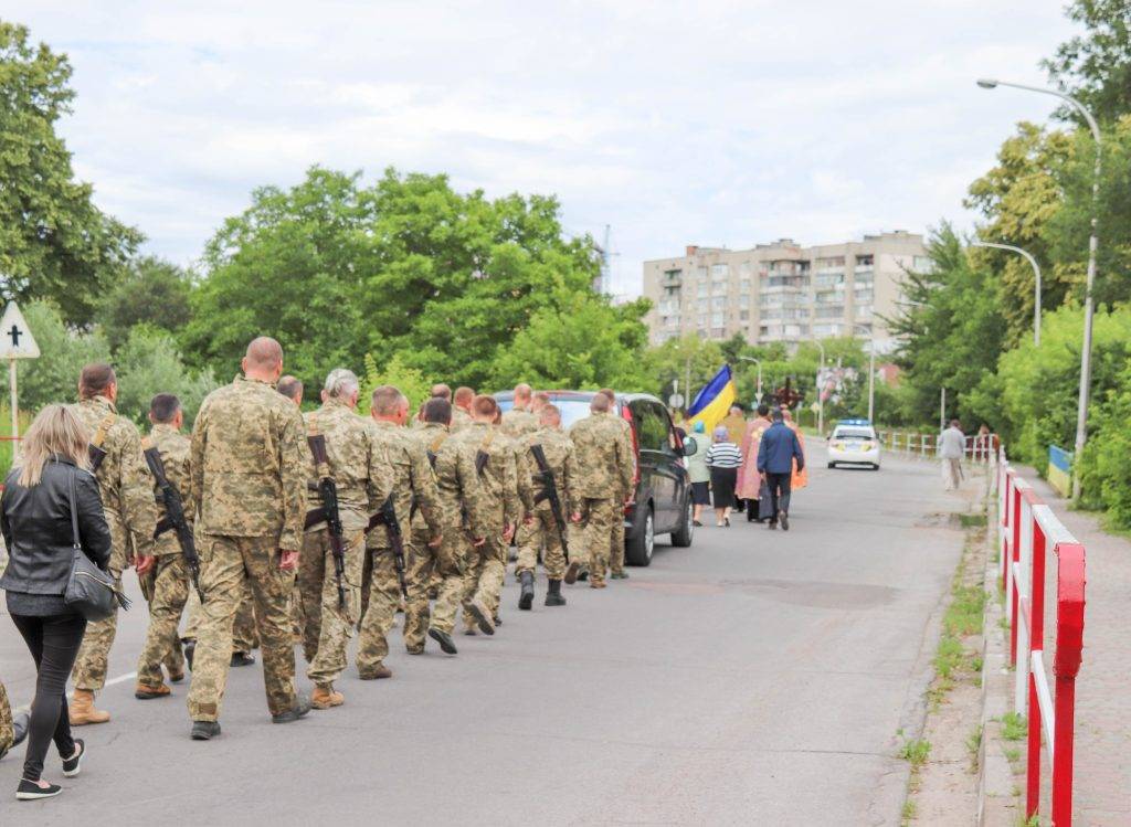 З глибоким сумом калушани попрощалися із загиблим на захисті України бійцем