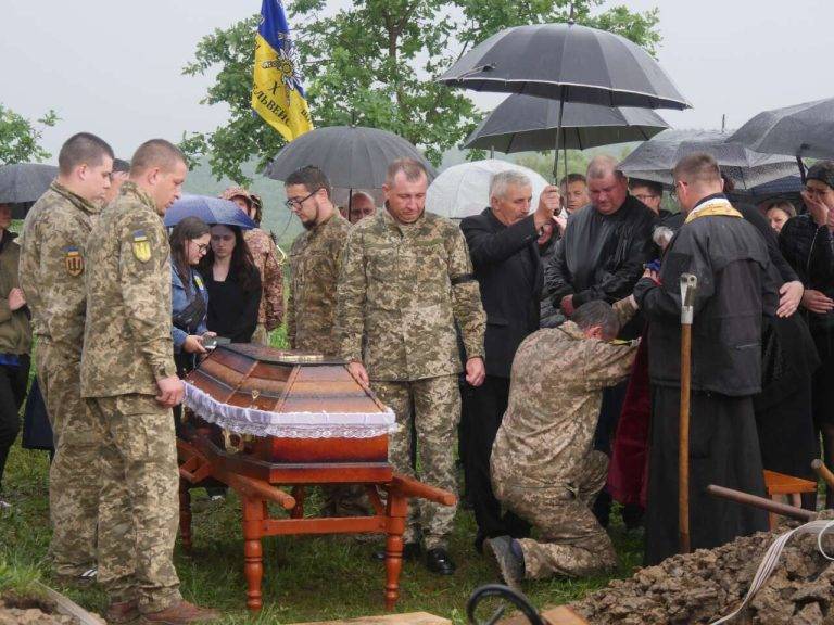 У селі на Коломийщині відбулася прощальна церемонія із загиблим військовим