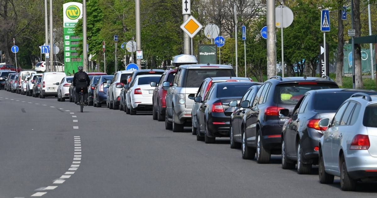 Черги на АЗС не зменшуються: яка наразі ситуація з пальним в Івано-Франківську