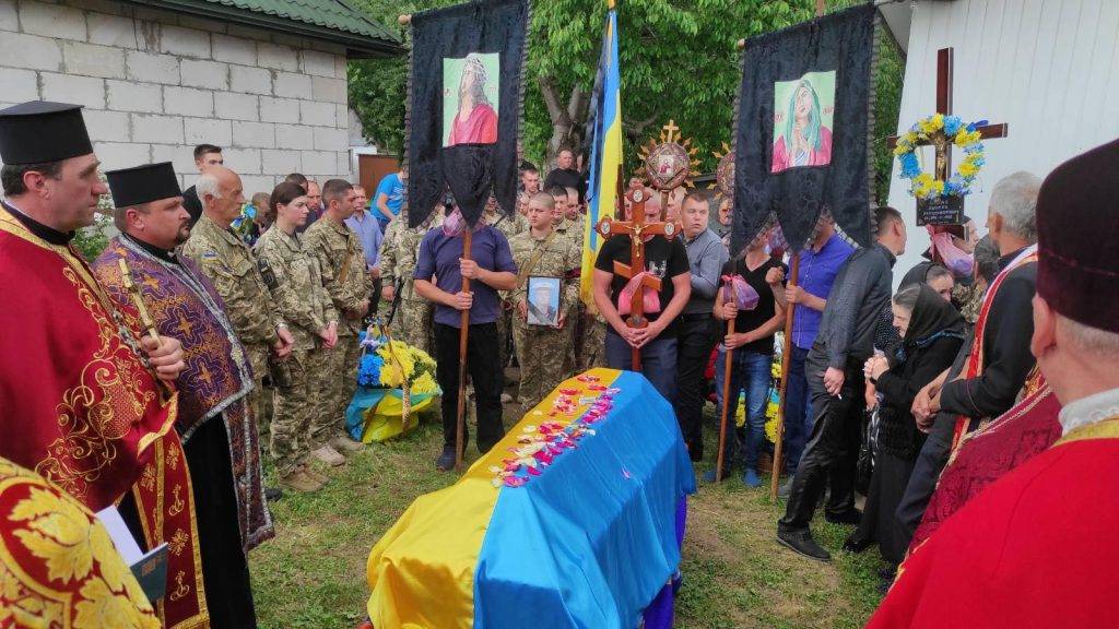 У Делятинській громаді в останню путь провели Героя Дмитра Бойка