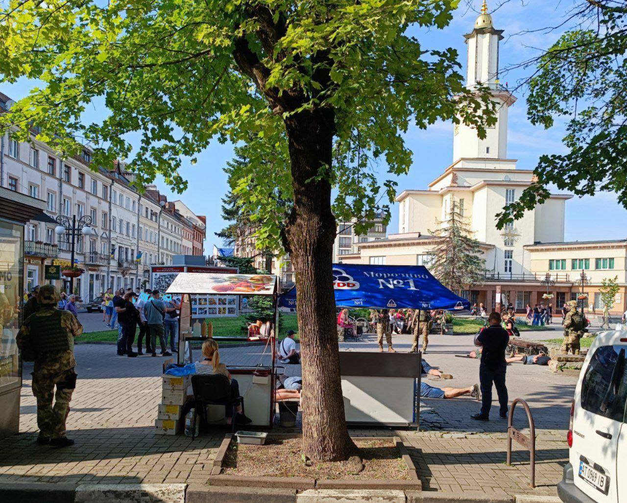 У центрі Франківська спецназ затримав велику групу підозрілих молодиків ФОТО