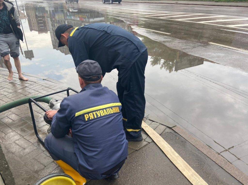 У Франківську рятувальники ліквідували наслідки негоди