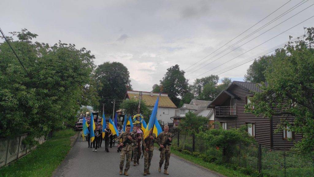 У Делятинській громаді в останню путь провели Героя Дмитра Бойка