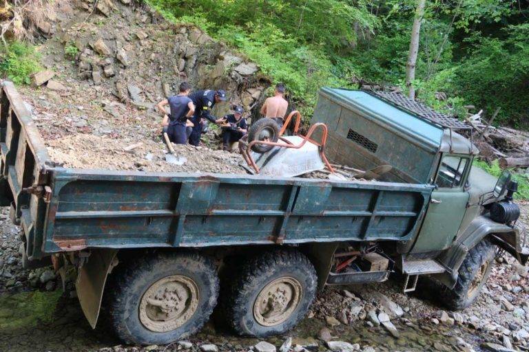 У Яремче чоловік незаконно видобував гравій ФОТО