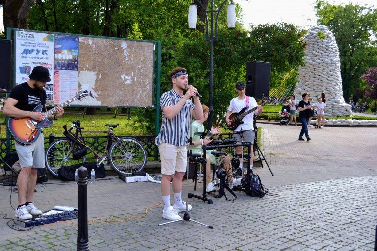 Переможець 11 сезону "Голос країни" Сергій Лазановський заспівав у центрі Франківська