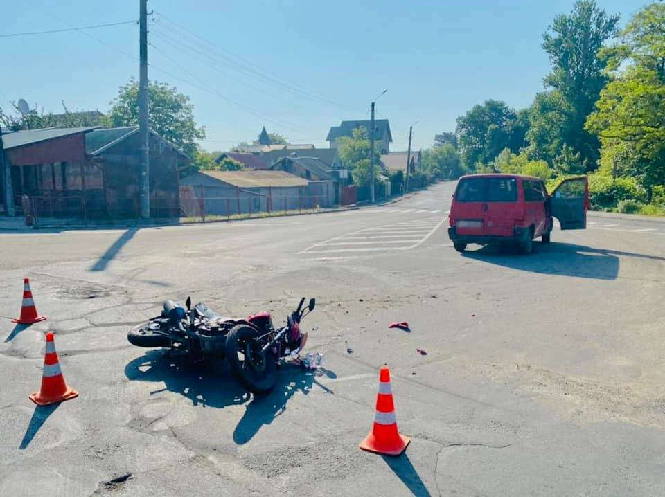 У Коломиї авто врізалось у мотоцикл, водій двоколісного потрапив до лікарні