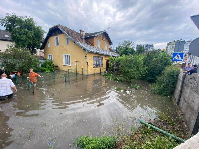 У Франківську рятувальники ліквідували наслідки негоди