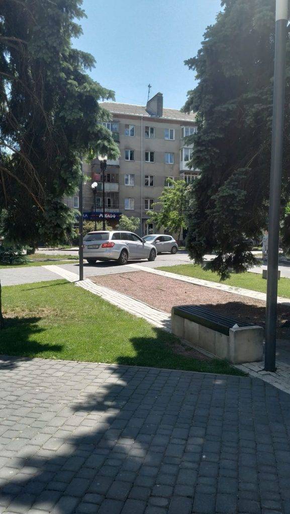 У Франківську горе-водій, не дочекавшись відкриття шлагбаума, поїхав через сквер