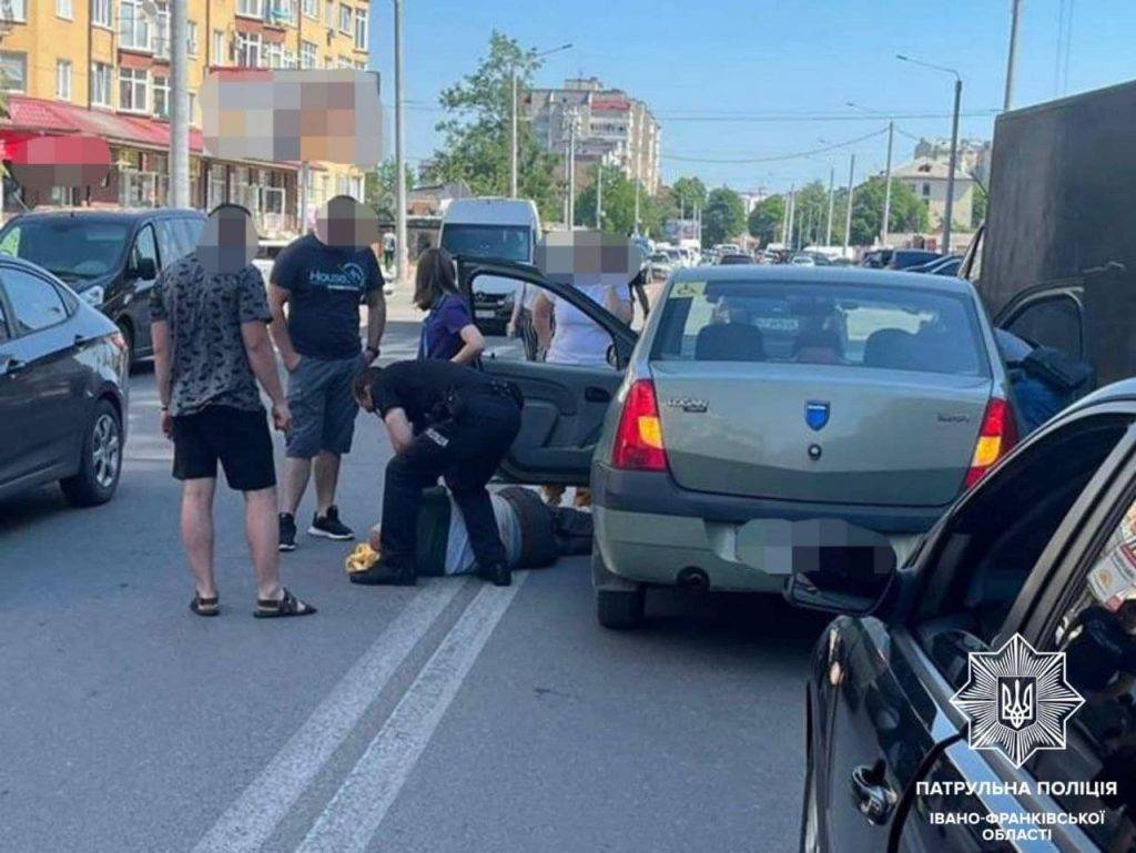 У Франківську поліцейський врятував чоловіка з епілептичним нападом