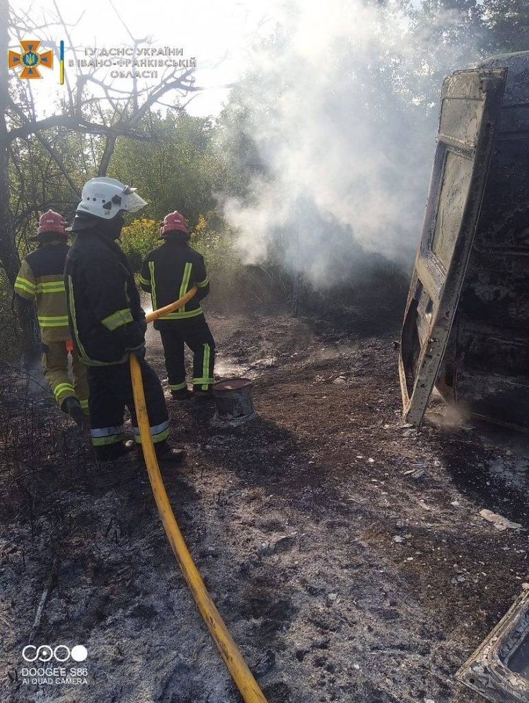 На Надвірнянщині зайнявся бус