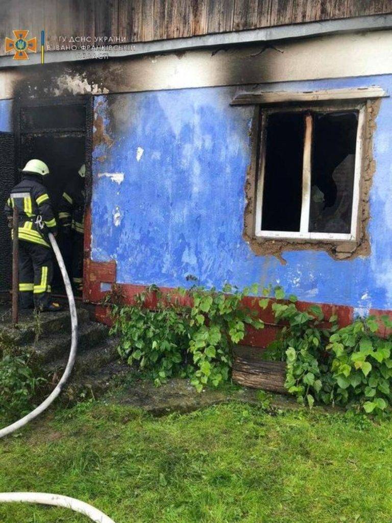 На Франківщині під час пожежі ледь не загинула власниця будинку,пожежа на коломийщині,прикарпатські рятувальники