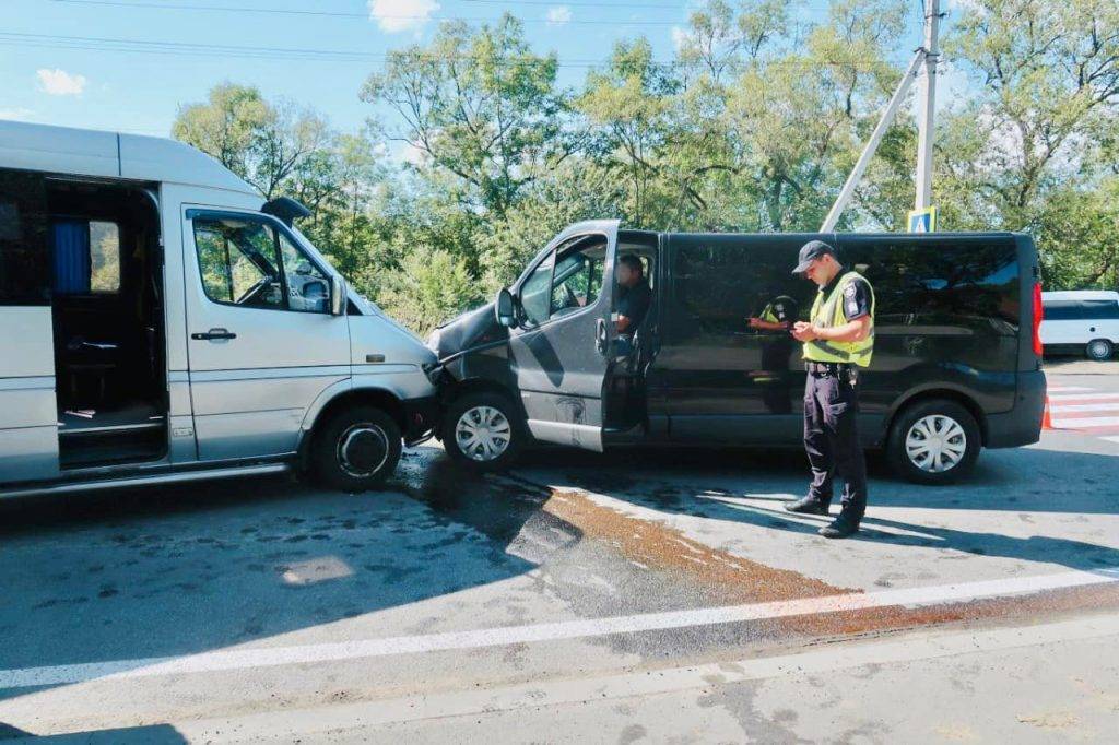 На Франківщині п'яний водій влетів у рейсовий автобус, є постраждалі