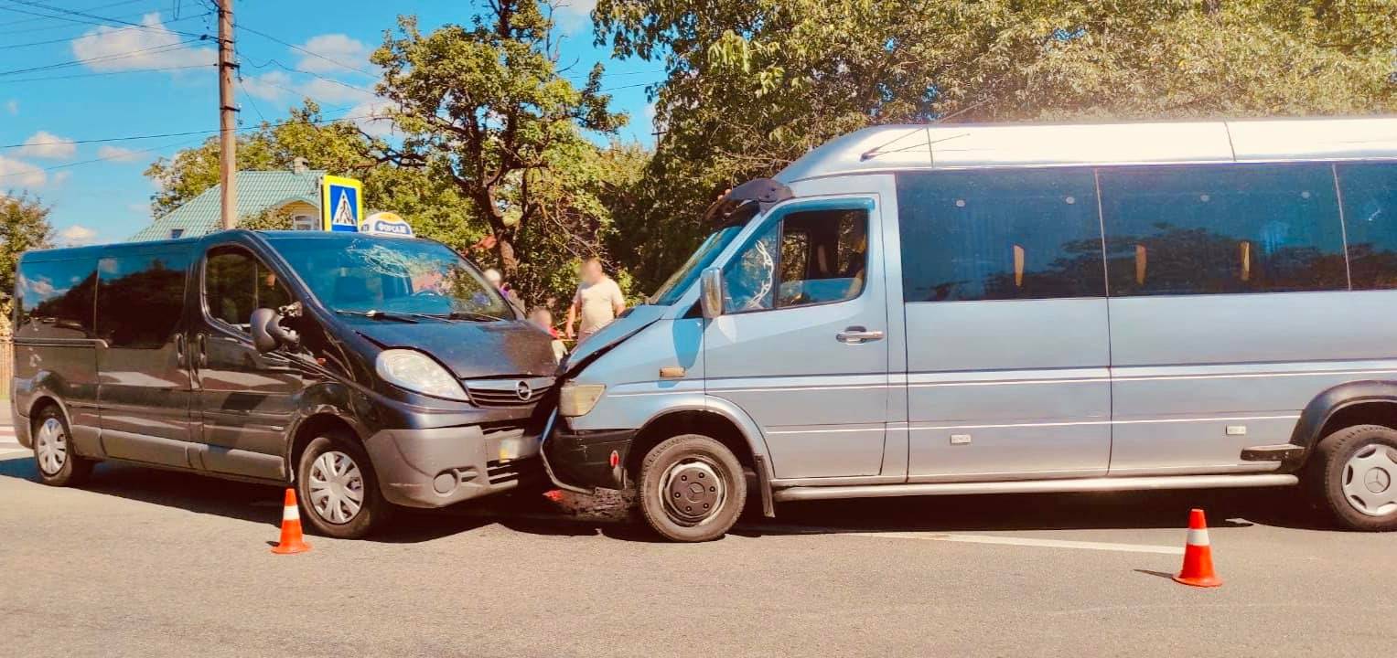 На Франківщині п'яний водій влетів у рейсовий автобус, є постраждалі