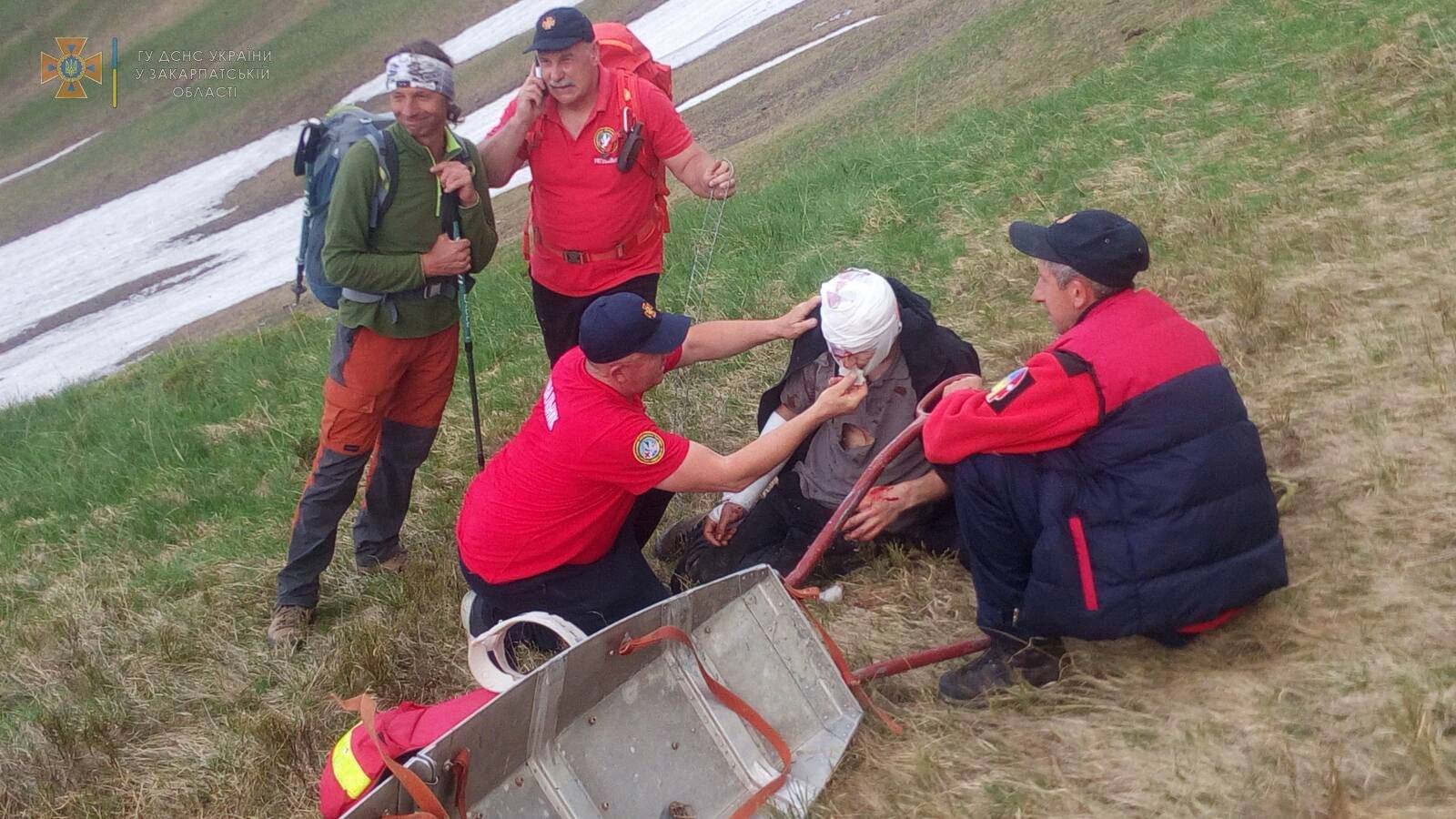 У Карпатах чоловік дивом вижив після падіння у 80-метрову безодню