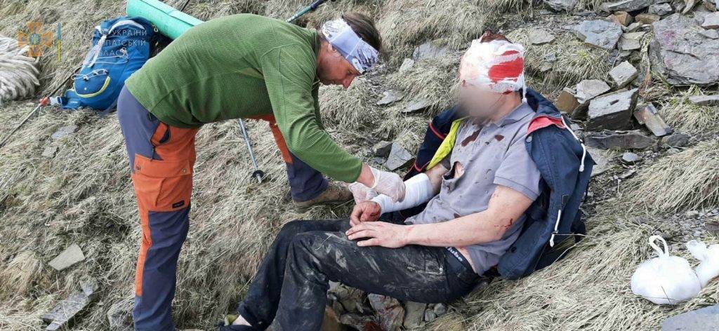 У Карпатах чоловік дивом вижив після падіння у 80-метрову безодню