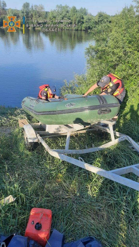 Рятувальники витягнули із Дністра тіло потопельника, якого шукали два дні