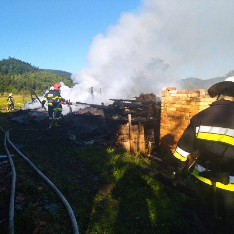 Удосвіта у Вигодській громаді горіла господарська будівля, пожежу гасили 12 чоловік