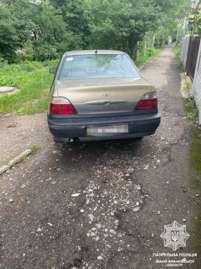 У Франківську п'яний водій без прав влетів у паркан