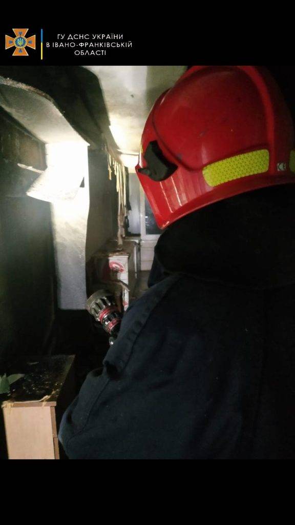 На пожежі в Бурштині рятувальники евакуювали 5 мешканців будинку, з них 2 дітей