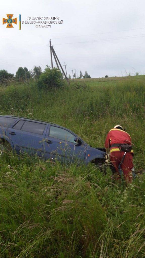 На Франківщині легковик злетів у кювет