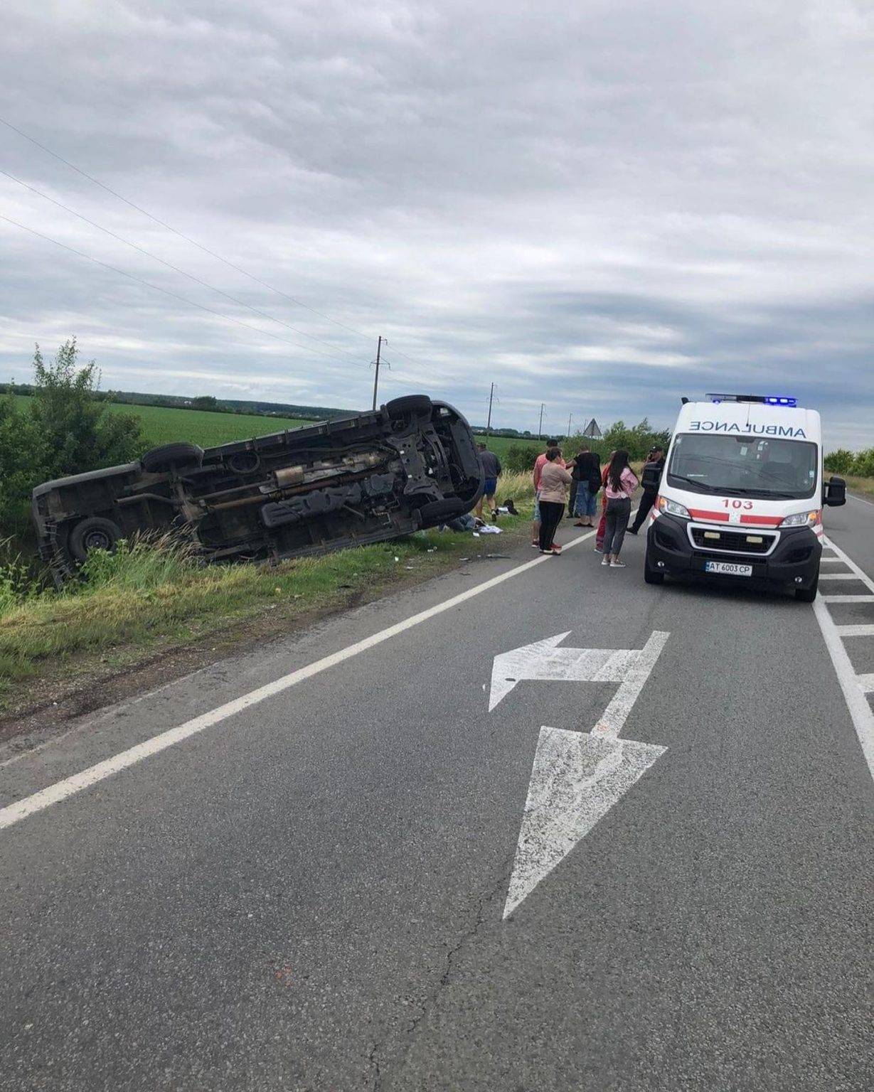 Карколомна ДТП на Франківщині: від сильного удару бус з пасажирами перекинувся на бік