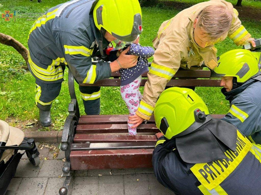 У Франківську рятувальники вивільнили ніжку трьохрічній дівчинці