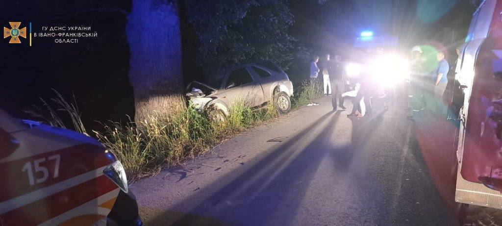 Уночі на Франківщині легковик врізався у дерево,дтп на прикарпатті,рятувальники