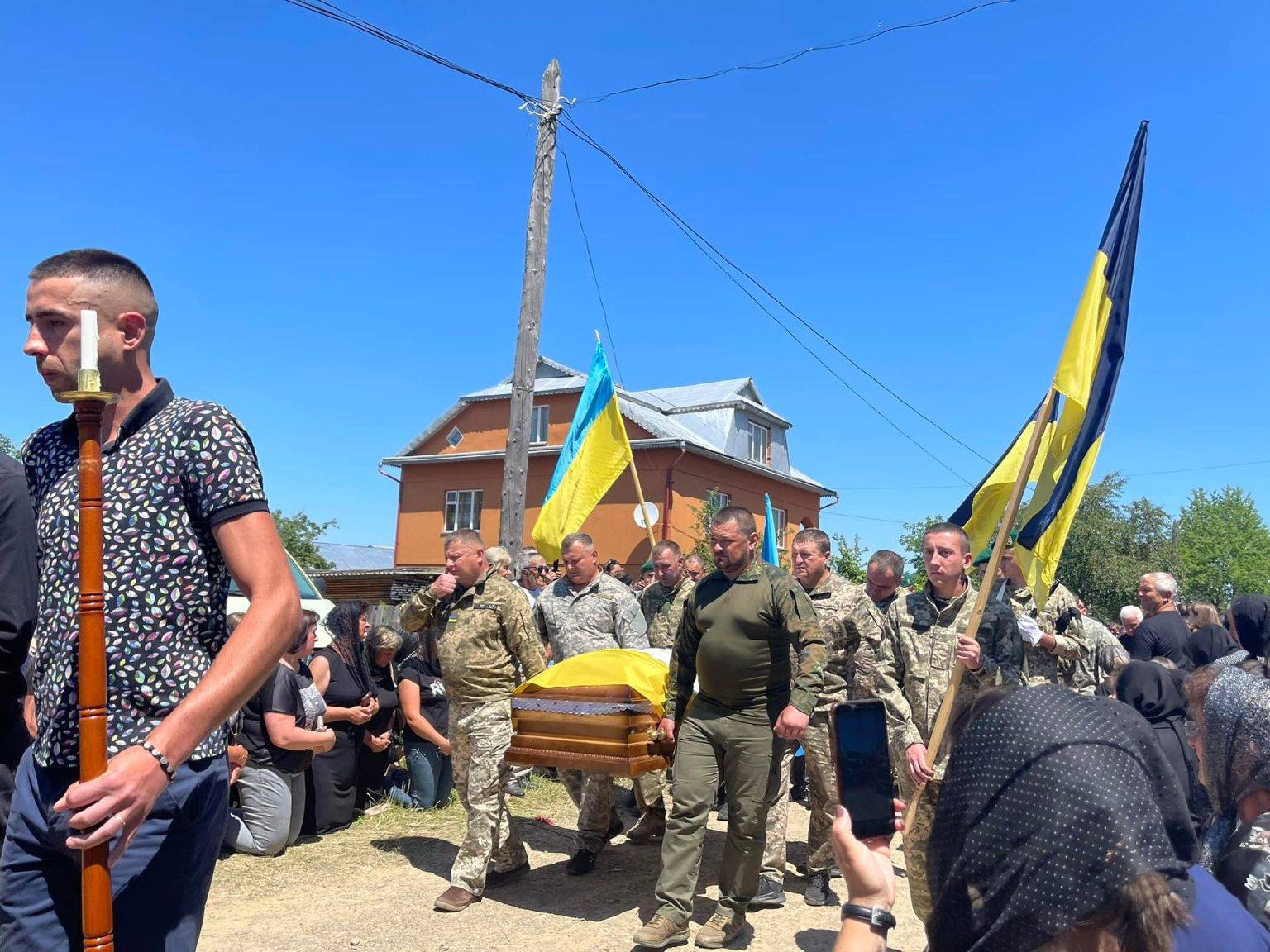 Сотні людей провели в останню путь полеглого на війні бійця з Рожнятівщини