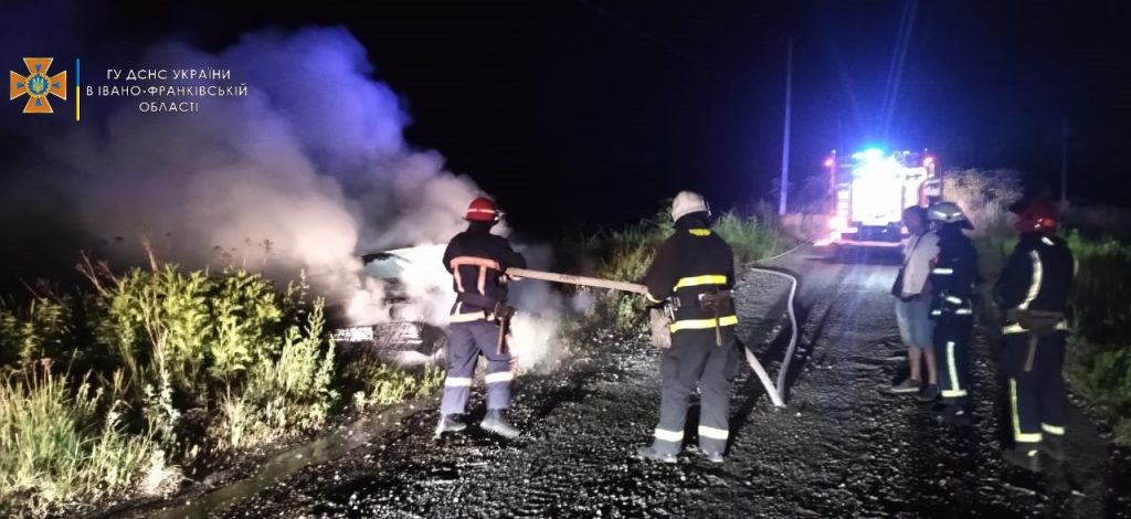 На Франківщині спалахнув легковик