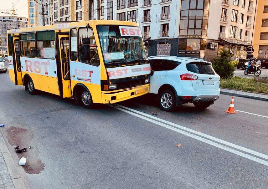 Малолітній велосипедист, якого вчора у Франківську збила маршрутка, у реанімації