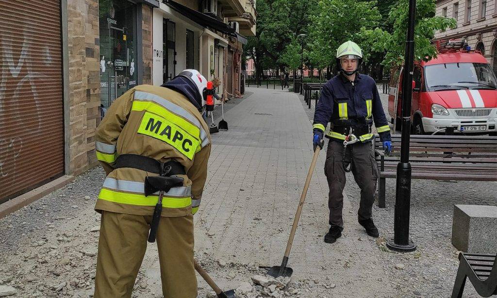 У Франківську демонтували небезпечну ліпнину на Лесі Українки