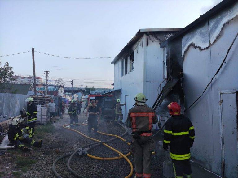 Горіло складське приміщення: 27 вогнеборців гасили масштабну пожежу в Долині