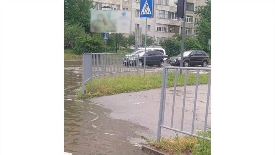 У Франківську через сильну зливу затопило вулиці і двори