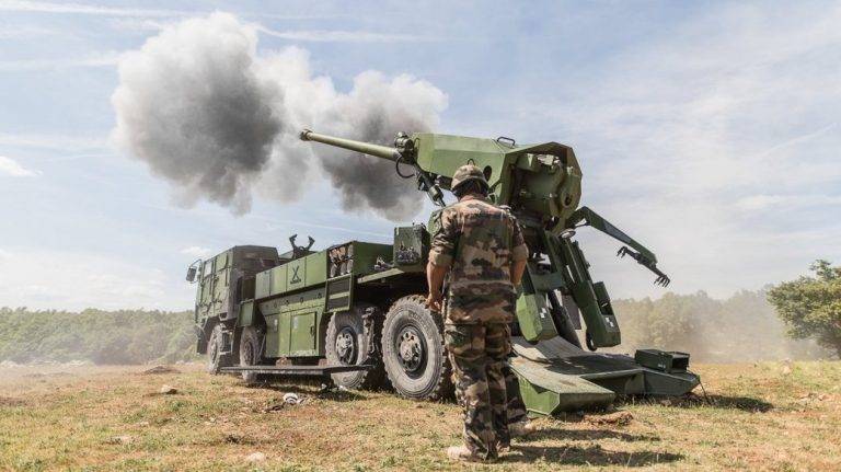 Франція має намір передати Україні бронетранспортери й гаубиці