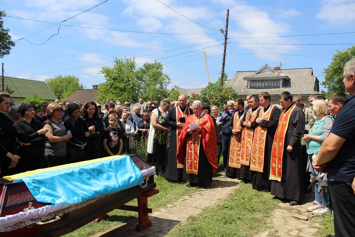 Під звуки трембіти на Надвірнянщині попрощалися із загиблим Героєм