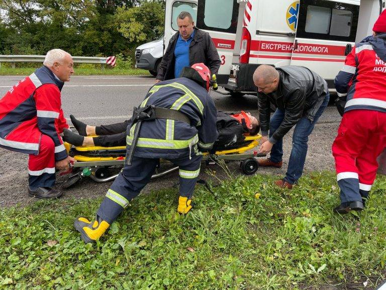 У жахливій автотрощі на Тлумаччині постраждали троє людей