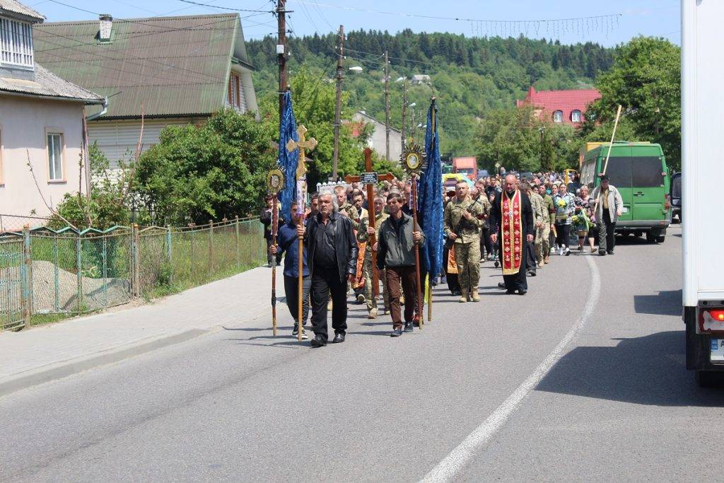 Під звуки трембіти на Надвірнянщині попрощалися із загиблим Героєм