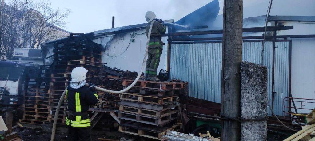 Горіло складське приміщення: 27 вогнеборців гасили масштабну пожежу в Долині