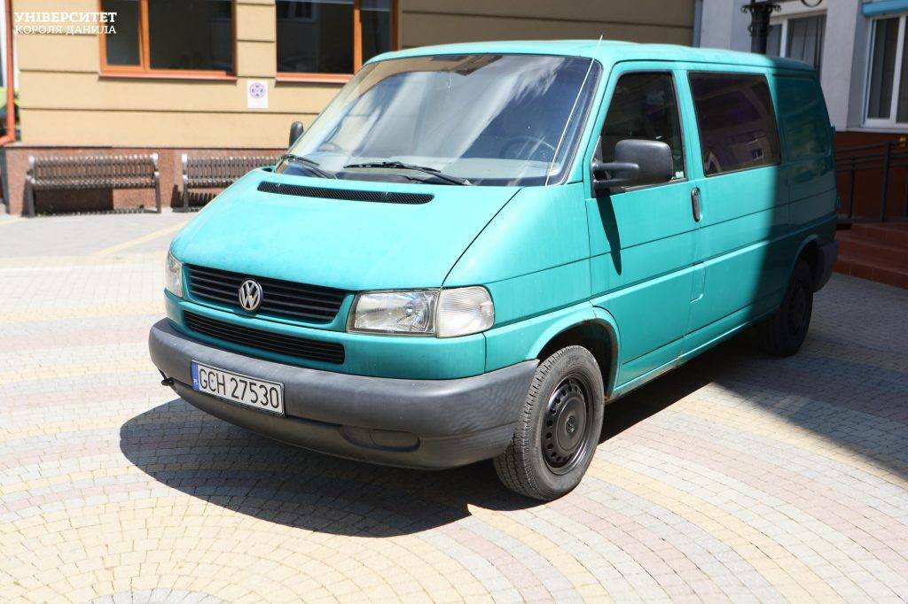 Івано-франківські студенти і викладачі передали ще один автомобіль для ЗСУ,університет короля данила,автомобіль для зсу