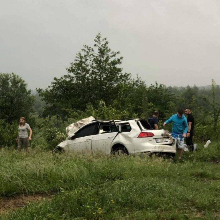 На дорозі “Долина-Хуст” перекинувся автомобіль: водійка - в лікарні