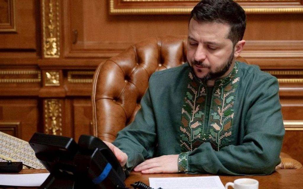 Вишиванку Зеленського продали за 100 тисяч доларів