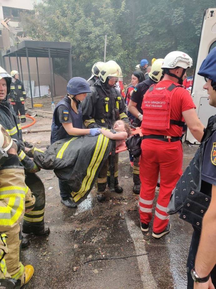 Внаслідок ракетного удару по Києву загинув чоловік, з-під завалів дістали жінку та 8-річну дитину