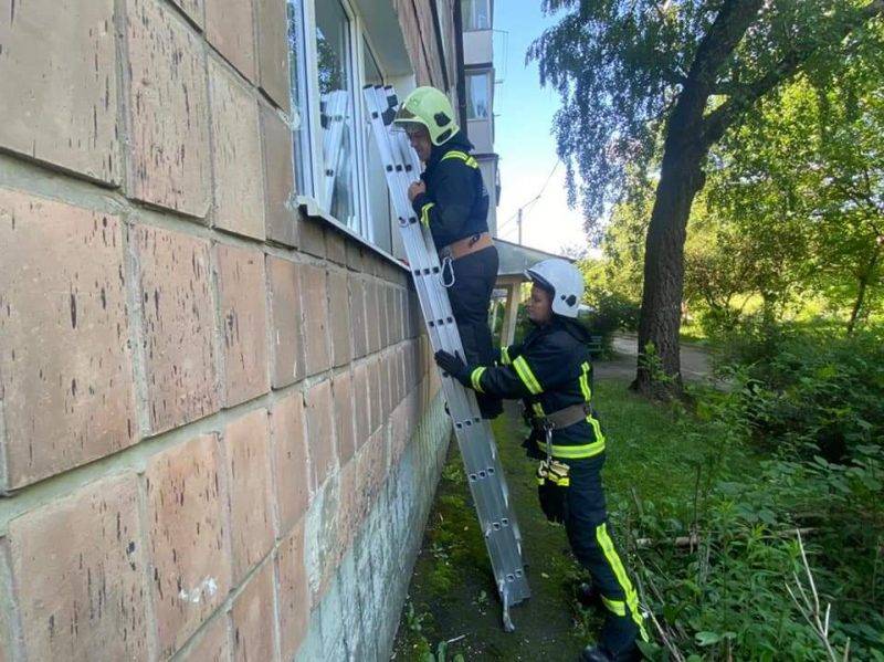 Франківські рятувальники допомогли стурбованій матері потрапити до квартири, де перебували малолітні діти