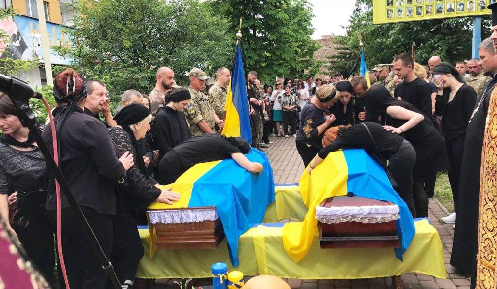 На Франківщині на колінах зустріли полеглих героїв Павла Василіва та Андрія Кобзея