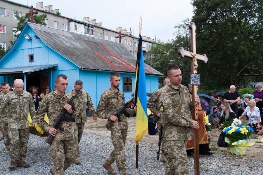 У Надвірній попрощалися з земляком, який загинув на війні