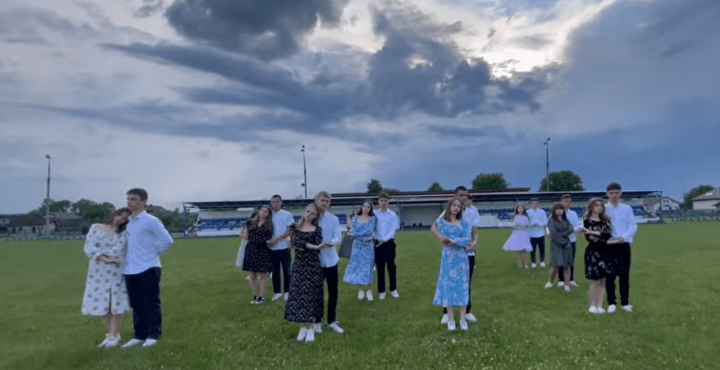 Випускники Ямницького ліцею розчулили мережу виконанням прощального вальсу