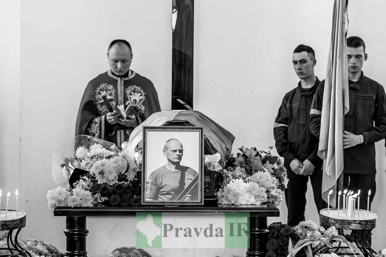 В Івано-Франківську провели в останню путь загиблого поліцейського Андрія Небора