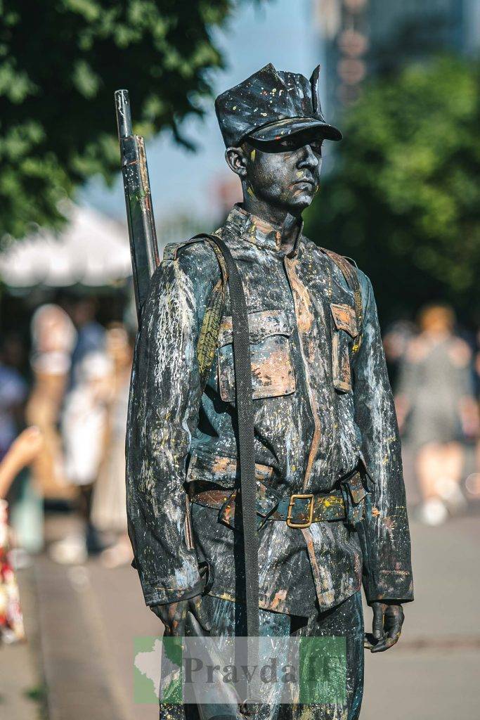 У центрі Франківська показали перформанс “живих скульптур”, присвячений захисникам України